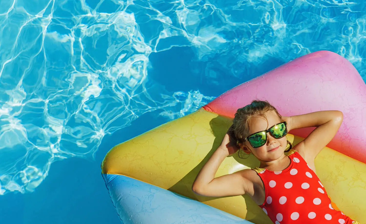 Famille heureuse en vacances près d'une piscine privée